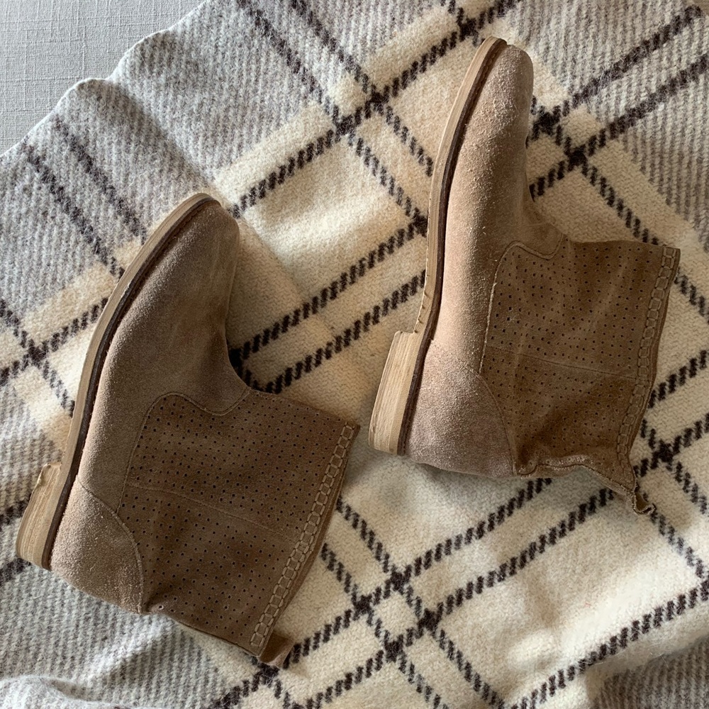 Piel Legitima suede booties, size 39